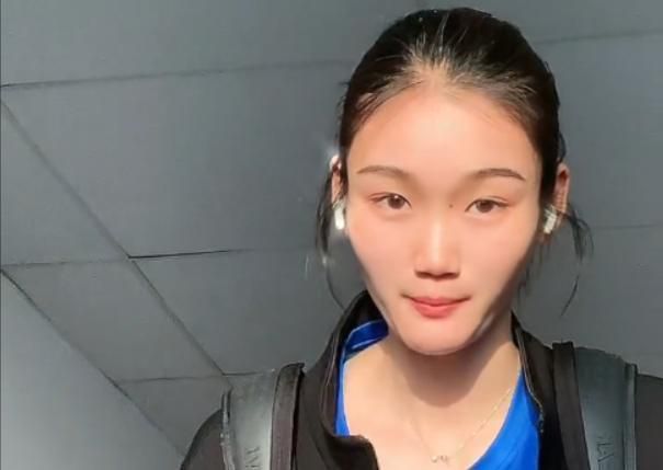 第34分钟，尤文右路角球开到禁区内达尼洛头球稍稍高出。